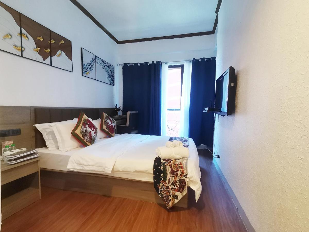 Warm Makati Aparthotel Makati City Ngoại thất bức ảnh