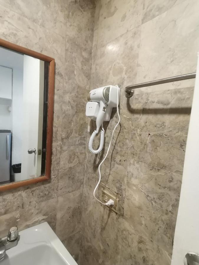 Warm Makati Aparthotel Makati City Ngoại thất bức ảnh