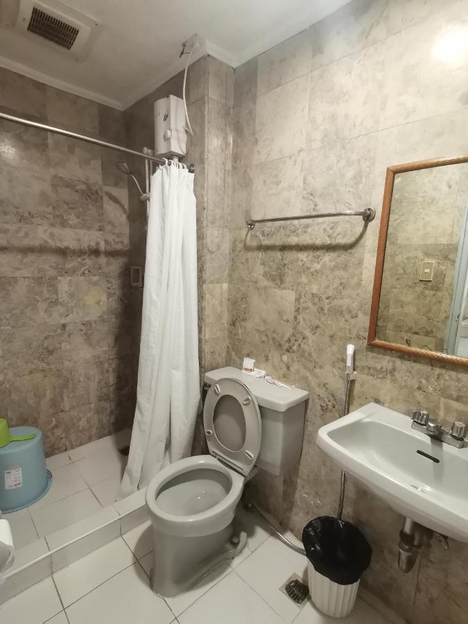 Warm Makati Aparthotel Makati City Ngoại thất bức ảnh